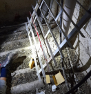 الرملة: تخليص شخص علقت قدمه بدرابزين حديد